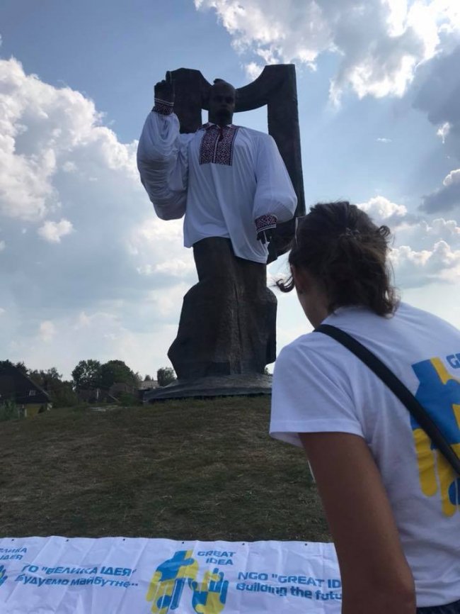 На Волині Тараса Шевченка одягнули у гігантську вишиванку