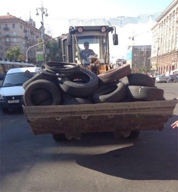 На Майдані прибирають барикади. ФОТО