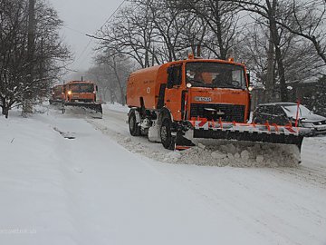 У Луцьку водіїв просять «не заважати» дорожникам чистити сніг
