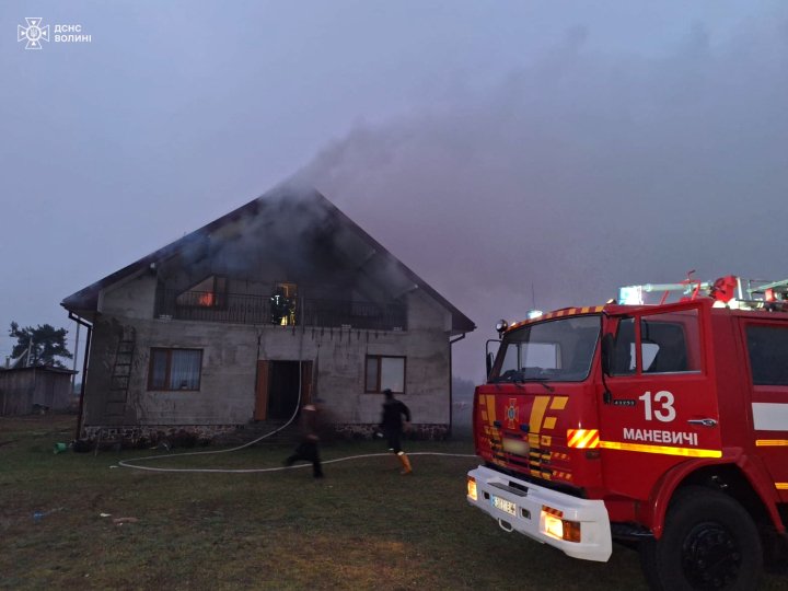 Полум'я охопило другий поверх: на Волині матір встигла вивести дітей з палаючого будинку та викликати рятувальників