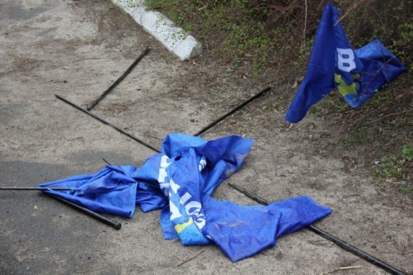 На Черкащині порвали прапори Партії регіонів. ФОТО. ВІДЕО