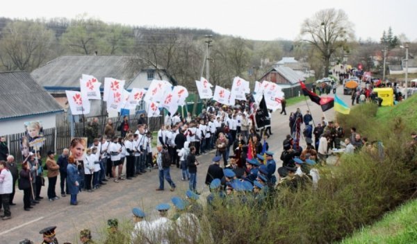 На Черкащині порвали прапори Партії регіонів. ФОТО. ВІДЕО