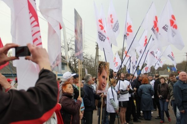 На Черкащині порвали прапори Партії регіонів. ФОТО. ВІДЕО