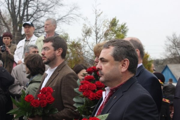 На Черкащині порвали прапори Партії регіонів. ФОТО. ВІДЕО