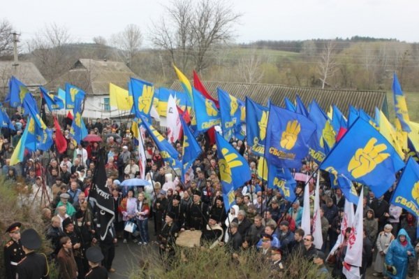 На Черкащині порвали прапори Партії регіонів. ФОТО. ВІДЕО