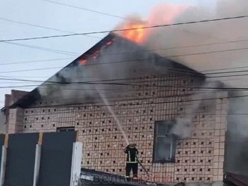 У Ковелі біля ринку горить 2-поверхова будівля. ФОТО. ВІДЕО