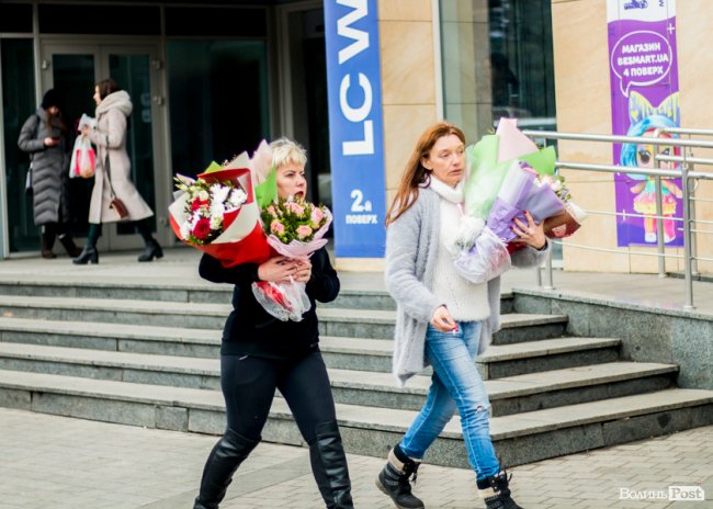 Сердечково-квітковий бум на День Валентина у центрі Луцька. ФОТО