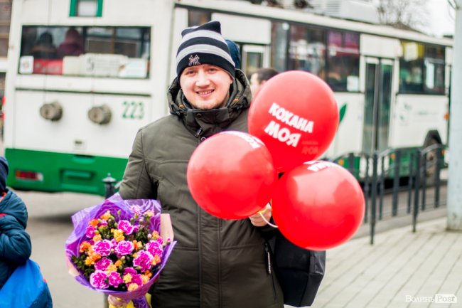 Сердечково-квітковий бум на День Валентина у центрі Луцька. ФОТО