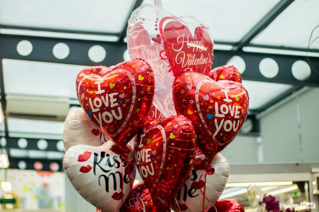 Сердечково-квітковий бум на День Валентина у центрі Луцька. ФОТО