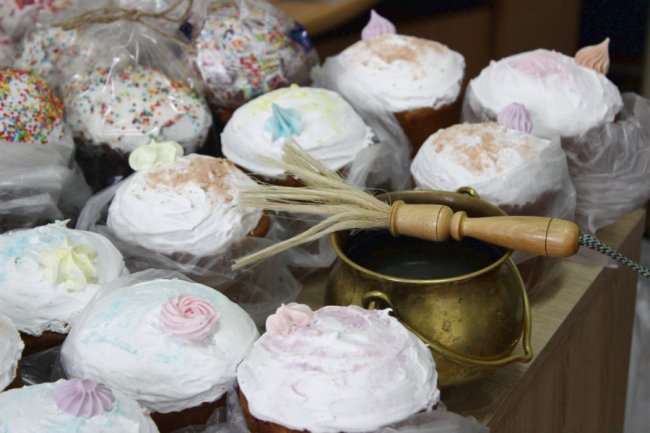 У громаді на Волині одиноким пенсіонерам дарували великодні паски. ФОТО