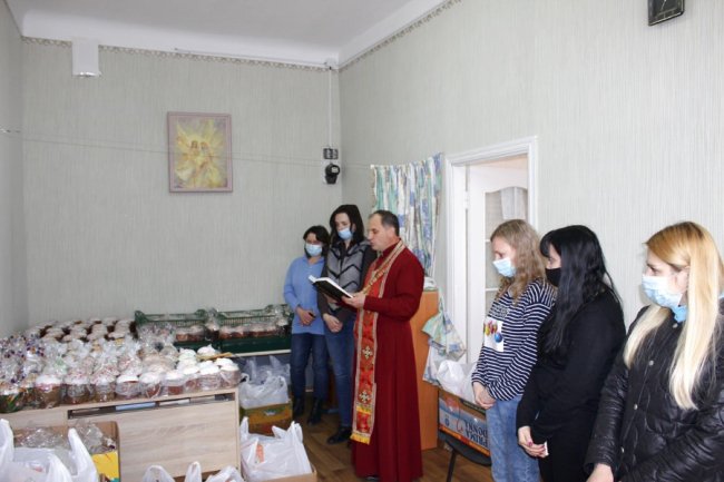 У громаді на Волині одиноким пенсіонерам дарували великодні паски. ФОТО