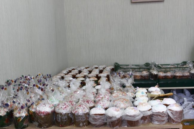 У громаді на Волині одиноким пенсіонерам дарували великодні паски. ФОТО