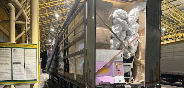 Через волинський кордон намагались провезти понад 3 тисячі брендових футболок та комплектів термобілизни