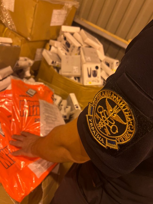 Через волинський кордон намагались провезти понад 3 тисячі брендових футболок та комплектів термобілизни