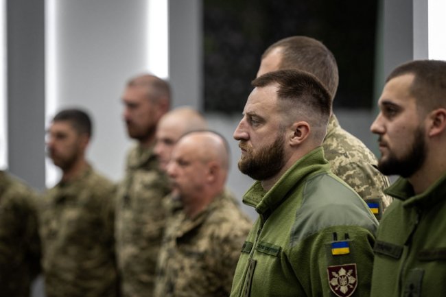 «Люди по всьому світу вражені вашою відвагою»: глава Пентагону зустрівся з українськими воїнами