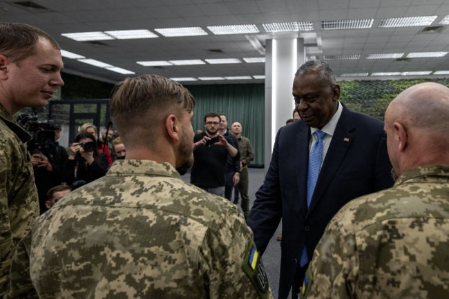 «Люди по всьому світу вражені вашою відвагою»: глава Пентагону зустрівся з українськими воїнами