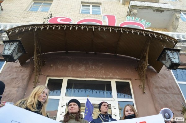 «Кров», міліція і сутичики: у Луцьку відвідали заклади регіоналів. ФОТО