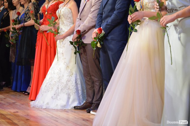 «Ви переможці»: у Луцьку нагородили випускників-медалістів. ФОТО