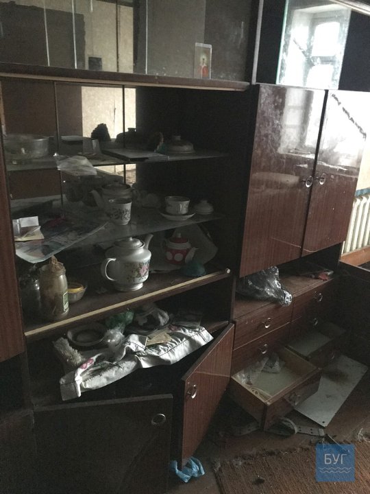 Порожні пляшки, недопалки та антисанітарія: у квартирі у Нововолинську влаштували притон. ФОТО. ВІДЕО