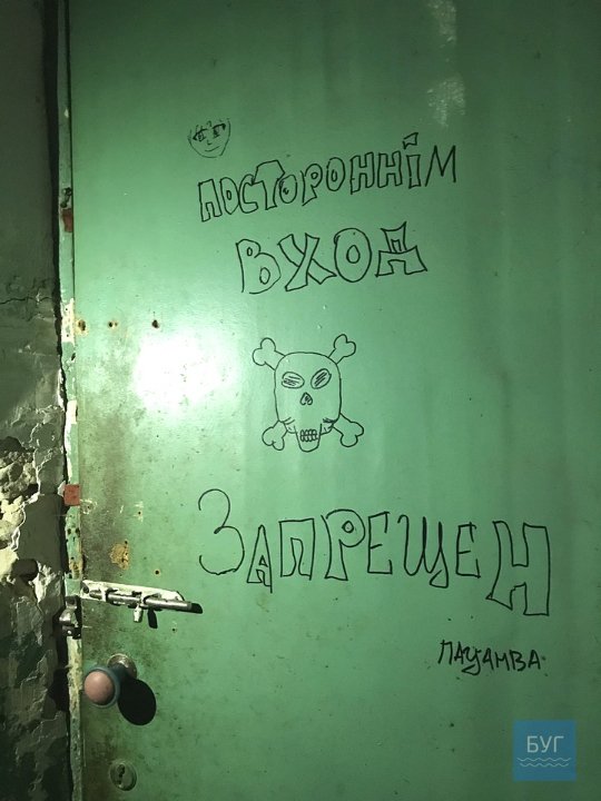 Порожні пляшки, недопалки та антисанітарія: у квартирі у Нововолинську влаштували притон. ФОТО. ВІДЕО