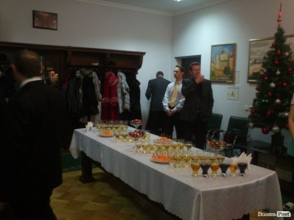 Луцьким депутатам влаштували «новорічний корпоратив». ФОТО. ВІДЕО