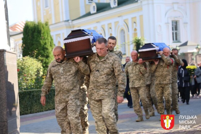 У Луцьку попрощалися з двома воїнами — Валерієм Чайковським та Володимиром Крачуновим