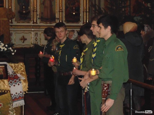 Пластуни передали Вифлиємський вогонь православній громаді Луцька. ФОТО. ВІДЕО