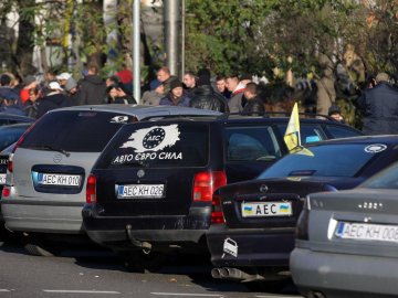 Зеленський підписав закони, що спрощують процедуру розмитнення авто на єврономерах