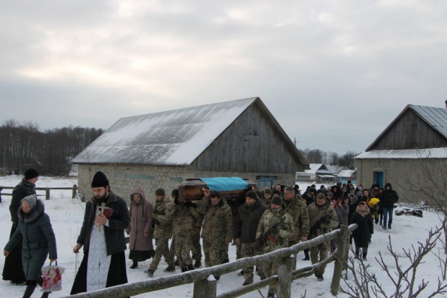 Майже п'ять місяців вважався зниклим безвісти: на Волині попрощалися з Героєм Владиславом Величком
