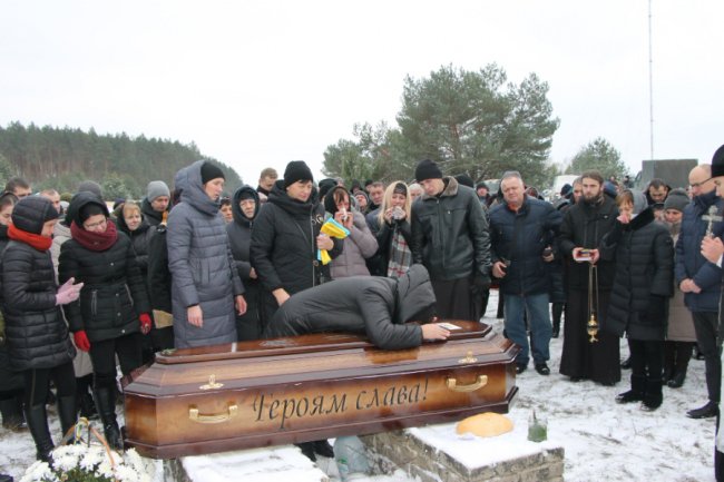 Майже п'ять місяців вважався зниклим безвісти: на Волині попрощалися з Героєм Владиславом Величком
