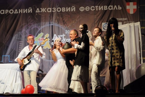 У стінах Луцького замку - театрально-джазовий перформанс від театру «ГаРмИдЕр». ФОТО