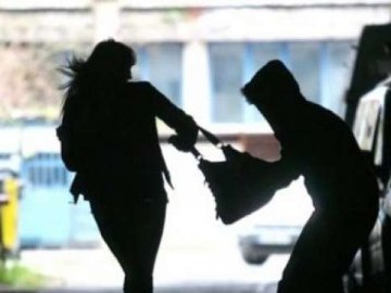 Бив і грабував посеред вулиці: судили волинянина, який нападав на жінок