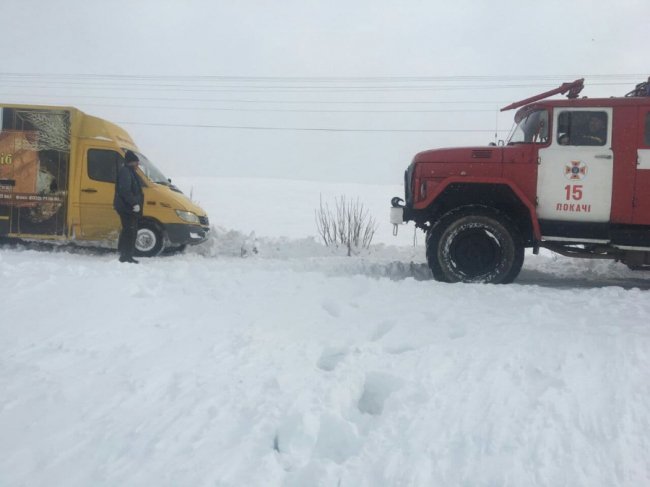 На Волині із замету витягнули «швидку», яка транспортувала хворого, підключеного до апарату ШВЛ. ВІДЕО