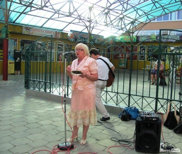 Марафон вуличної поезії у Луцьку. ФОТО