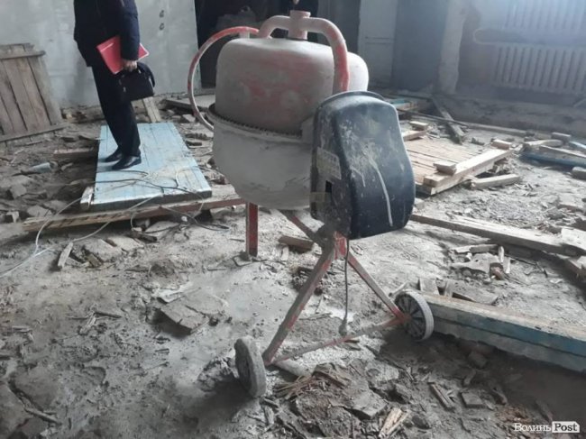 «Зривали підлогу і продавали людям»: пояснили, чому у Гіркій Полонці не завершили ремонт шкільного спортзалу