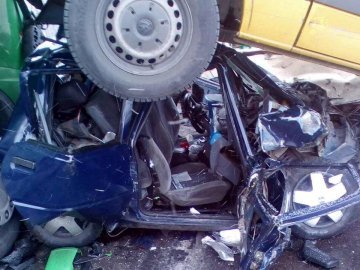 Із розбитого вщент авто після жахливої аварії в Голобах врятували жінку