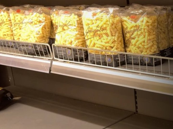 У Луцьку в окремих супермаркетах немає частини круп та солі: яка ситуація з продуктами. ВІДЕО