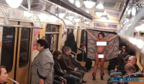 У Харкові вагітна голою проїхалася в метро. ФОТО