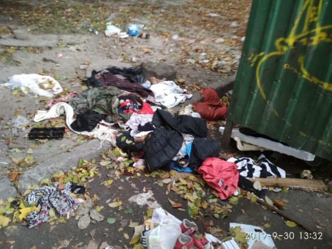 Лучани скаржаться на нестачу сміттєвих баків у дворах. ФОТО