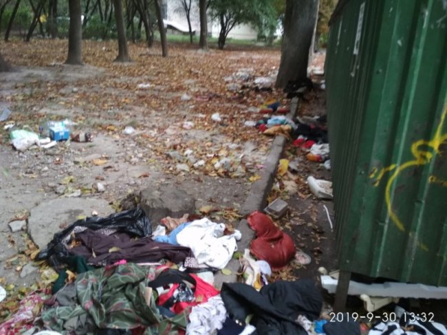 Лучани скаржаться на нестачу сміттєвих баків у дворах. ФОТО