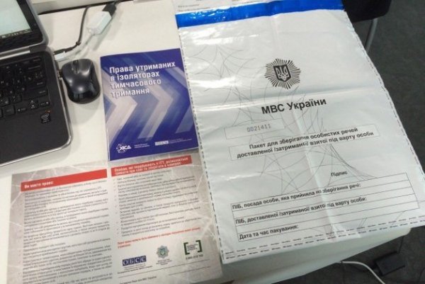 У камерах будуть наліпки з контактами адвокатів. ФОТО