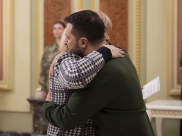 Зеленський вручив сертифікат на квартиру родині полеглого Героя з Волині