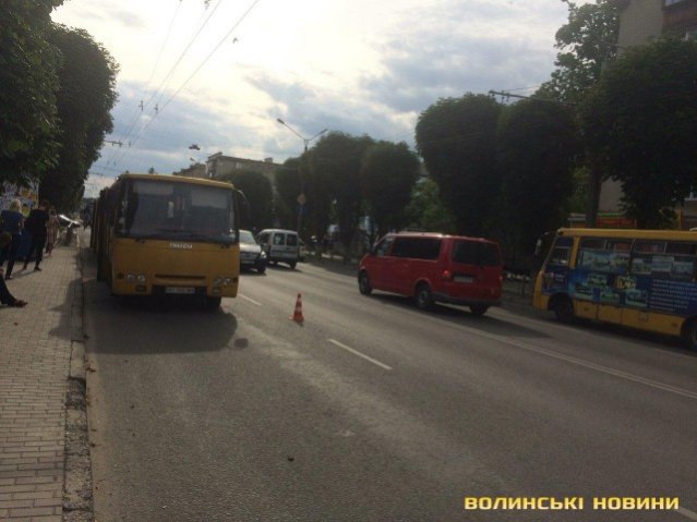 У Луцьку на зупинці «поцілувалися» дві маршрутки