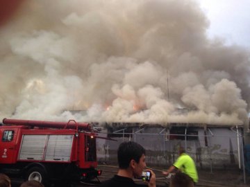 Вогонь і хмари диму: у Рожищі спалахнув базар. ФОТО