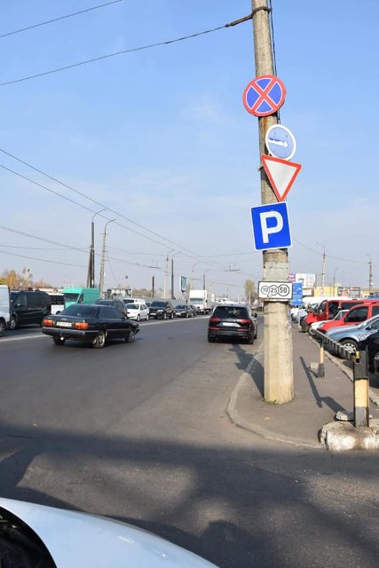  У Луцьку порушників паркування «лякали» листівками. ФОТО