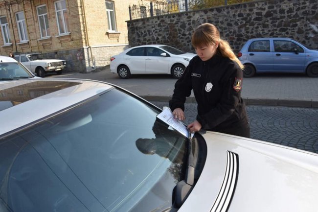  У Луцьку порушників паркування «лякали» листівками. ФОТО