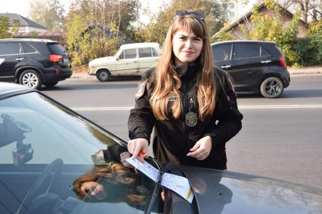  У Луцьку порушників паркування «лякали» листівками. ФОТО