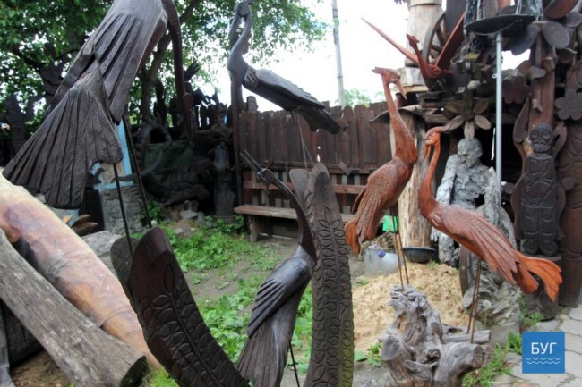 Наче луцький «Будинок з химерами»: скульптор з Володимира дає дереву «друге життя». ФОТО