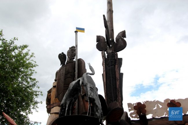 Наче луцький «Будинок з химерами»: скульптор з Володимира дає дереву «друге життя». ФОТО