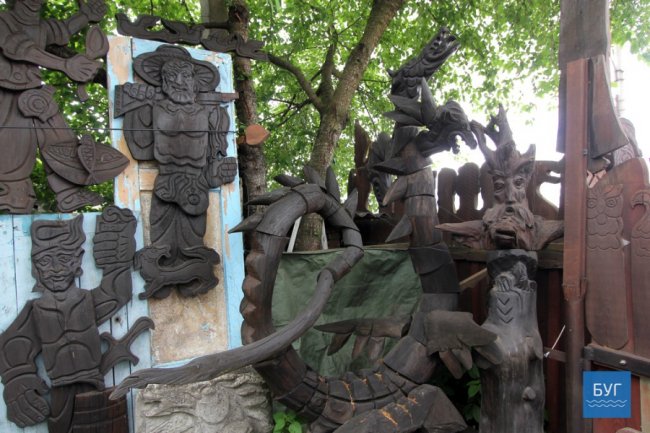 Наче луцький «Будинок з химерами»: скульптор з Володимира дає дереву «друге життя». ФОТО